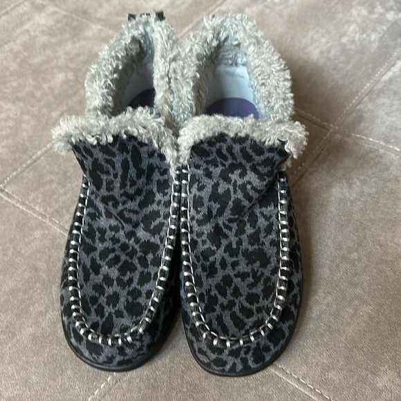 Hey Dude Black and Gray Moccasin Slippers with Plush Collar - Picture 6 of 9